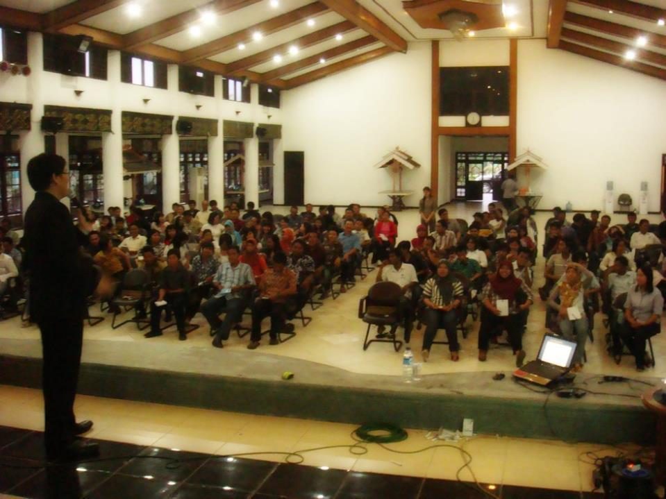 Coach Ronnie Francis membawakan seminar di hadapan ratusan peserta di sebuah aula besar