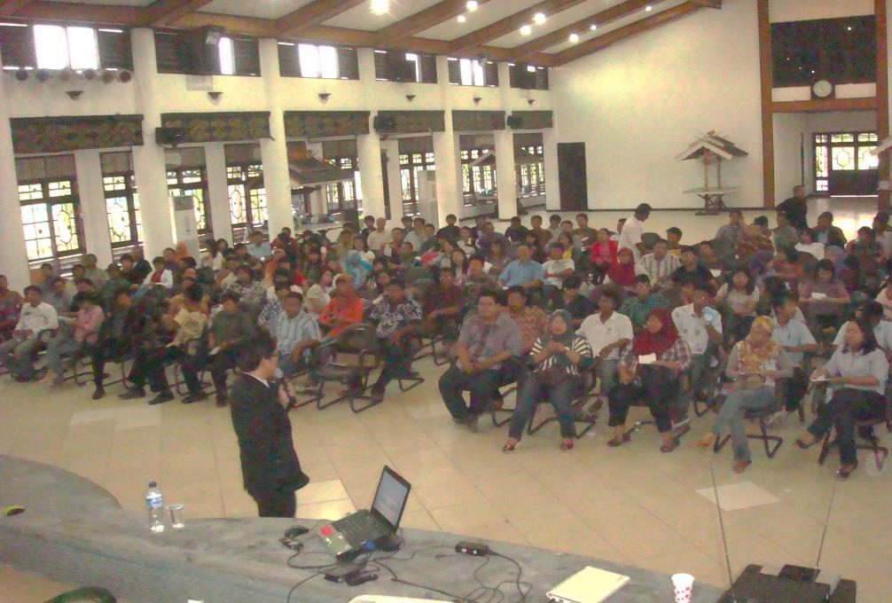Ratusan peserta menghadiri seminar RECON di aula besar