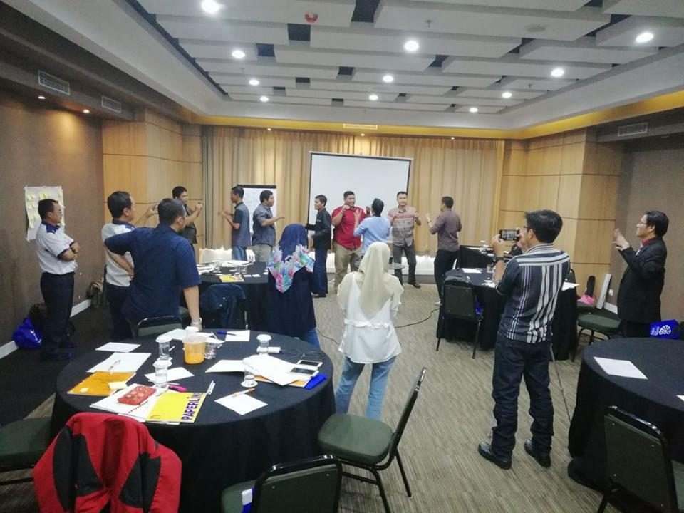 Peserta korporasi berlatih berkelompok dalam sesi in-house training RECON